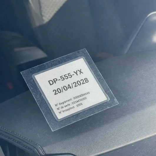 Lot de 4 Protections Vignette Assurance & Contrôle Technique – Film Transparent Adhésif Étanche 75x75 mm – Fabriqué en France