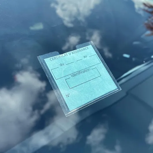 Générique Pochette Porte Vignette Attestation Assurance Auto - Fabriqué en France - Etui Adhésif Transparent Autocollant - Voiture Rangement Protection Plastifiée